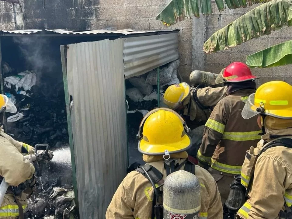 Bodega con carbón se incendia en colonia de Chetumal