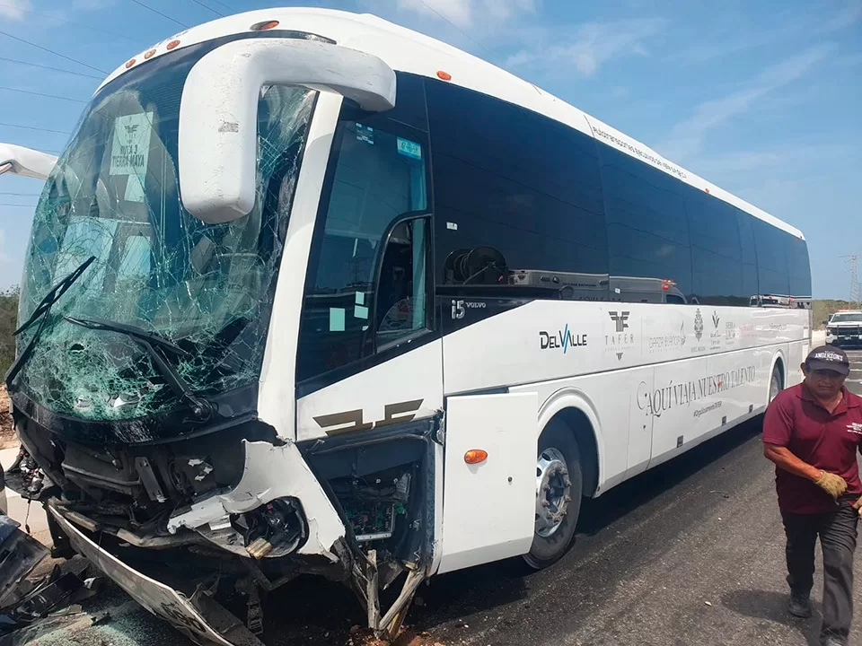 Fuerte accidente con dos lesionados en nuevo tramo carretero de Cancún