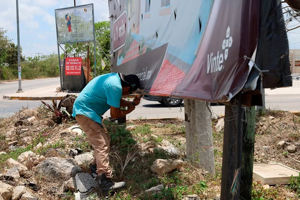 Continúa en Cancún el retiro de espectaculares