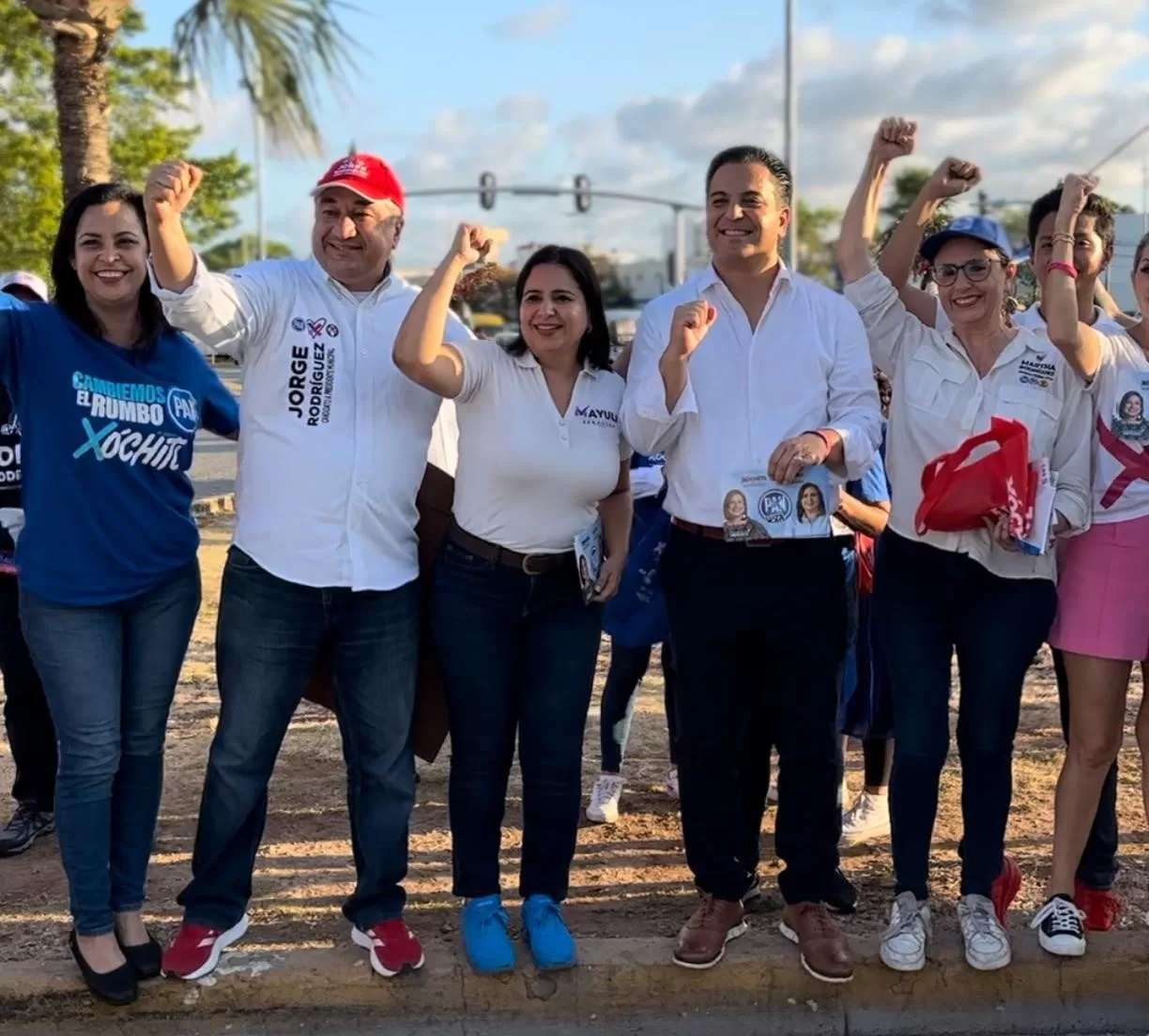 Senador panista Damián Zepeda, acompaña a Jorge Rodríguez en un día de campaña