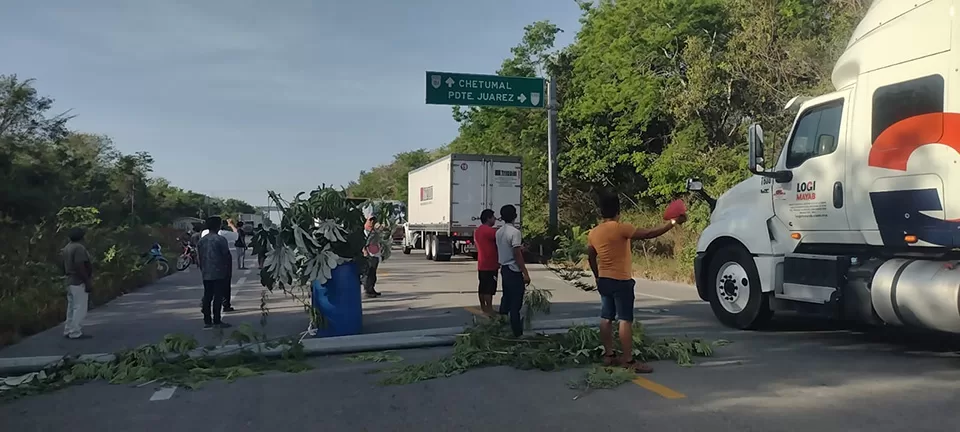 Ejidatarios bloquean carretera federal Chetumal-Mérida