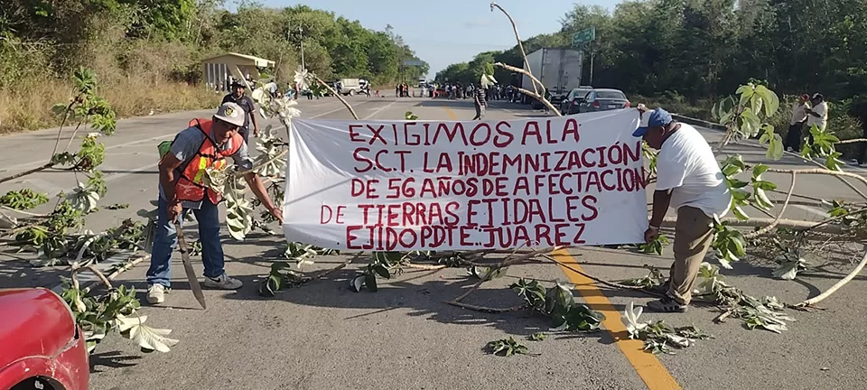 Ejidatarios bloquean carretera federal Chetumal-Mérida