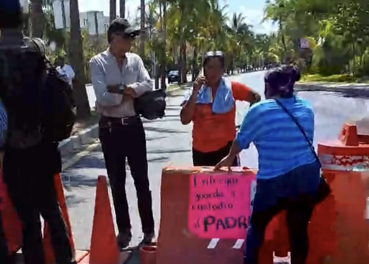 Mantienen autoridades de Cancún diálogo con madres buscadores que bloquean la Kukulcán