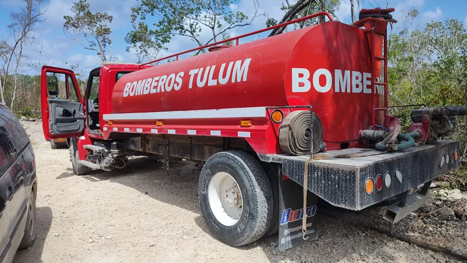 Trabajan para controlar incendio en la colonia Marites, en Tulum