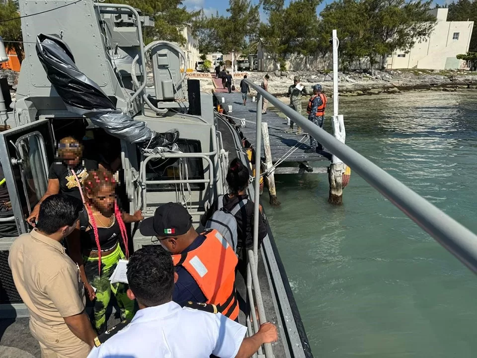 Armada de México salva a 51 personas frente a las costas de Isla Mujeres