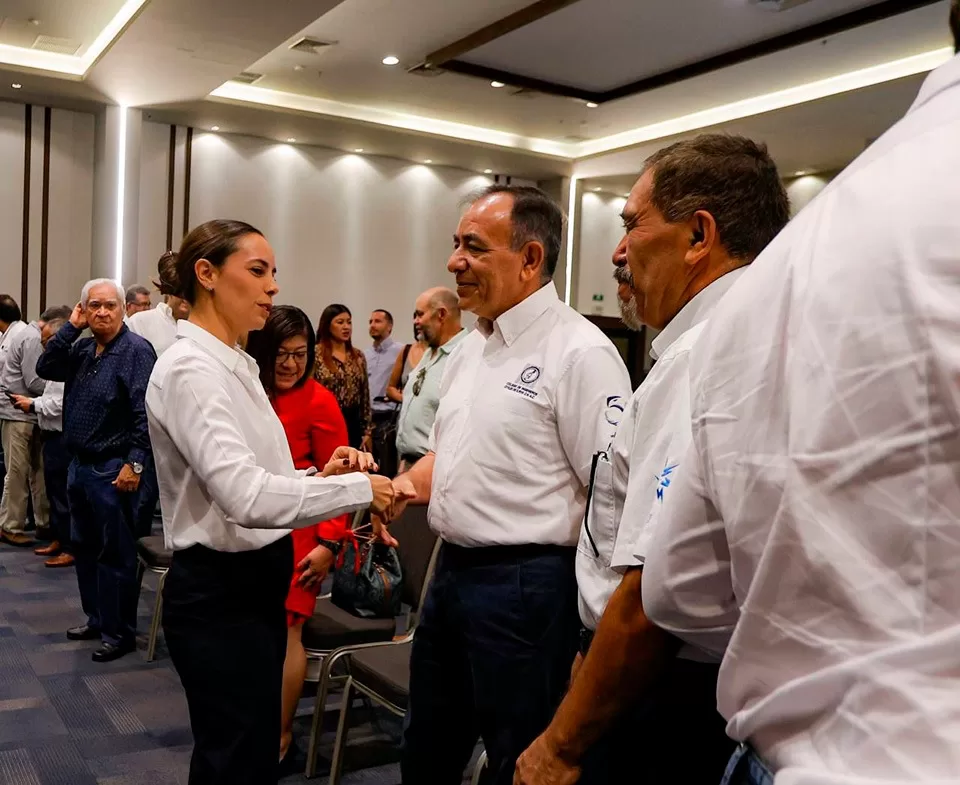 Paty Peralta expone sus propuestas a colegios de profesionales