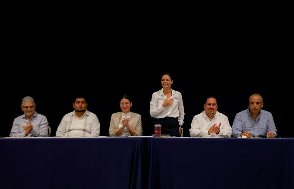 Paty Peralta expone sus propuestas a colegios de profesionales