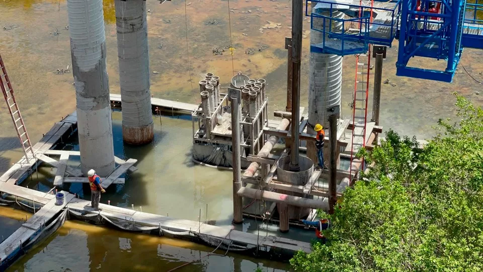 Derraman concreto en la Laguna Nichupté