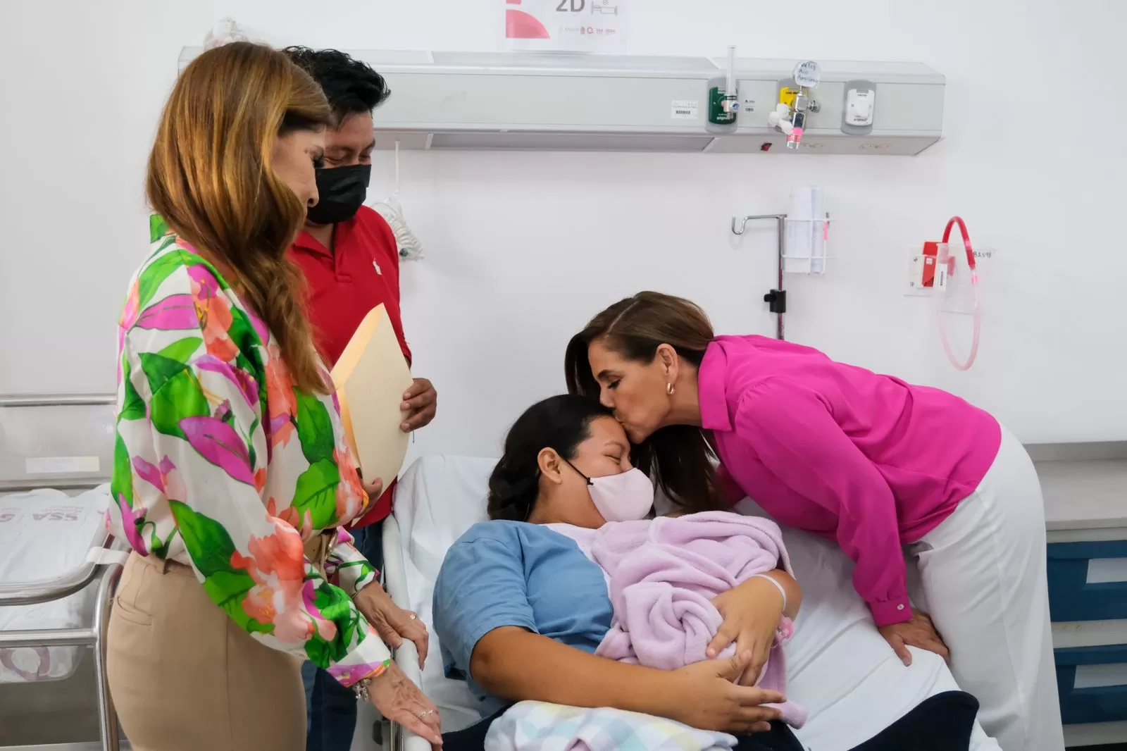 Madres reciben actas de nacimiento en celebración del Día de las Madres en Hospital General de Cancún