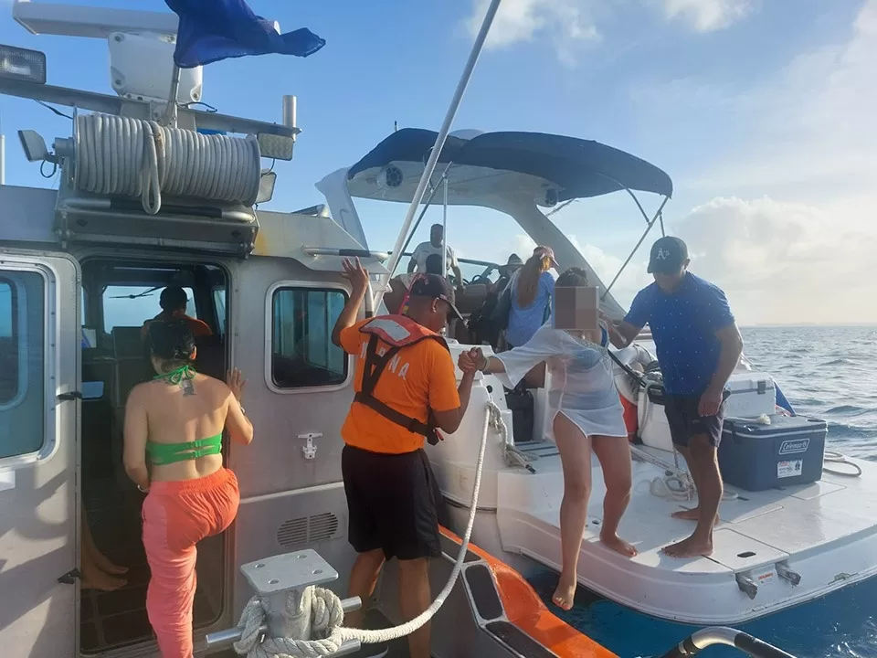 Rescata la Semar rescata a 9 mujeres de una nave a la deriva