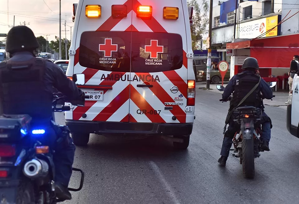 Motociclista muere luego de que chocó  contra poste por un auto que lo golpeó