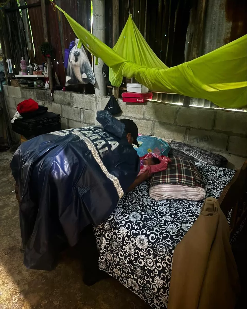 Auxilian a recién nacido y familias afectadas por las fuertes lluvias en Chetumal