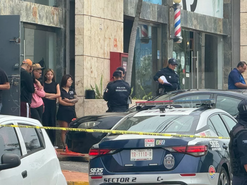 Asesinan a un hombre en plaza comercial de Cancún