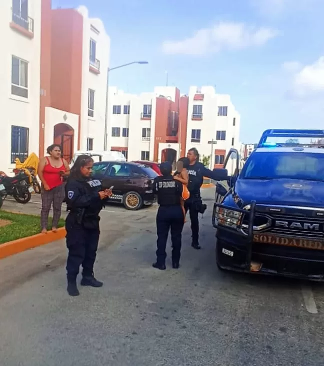 Niño de 2 años, solo en una avenida de Playa del Carmen