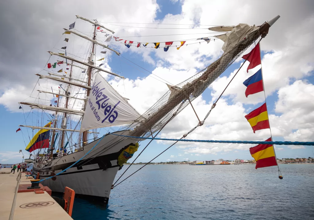 Buque escuela de la Armada de Venezuela atraca en Cozumel