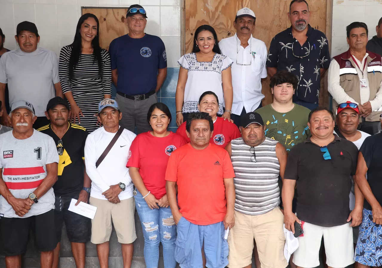 Entregan apoyo a pescadores de Isla Mujeres y Puerto Morelos para que realicen su trabajo