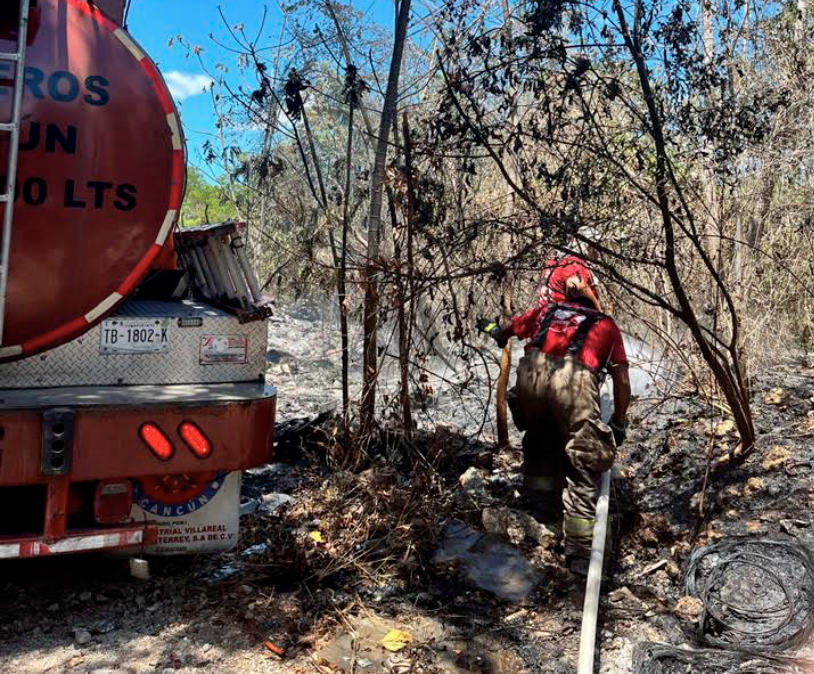 Atienden los bomberos de Cancún tres incendios en la zona urbana