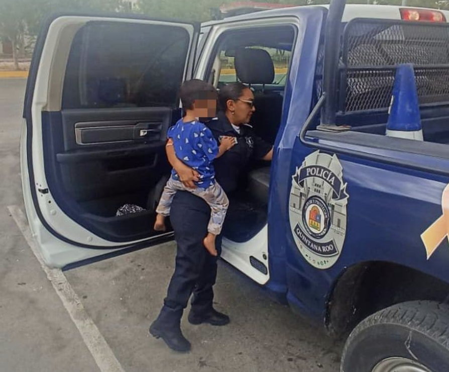 Niño de 2 años, solo en una avenida de Playa del Carmen