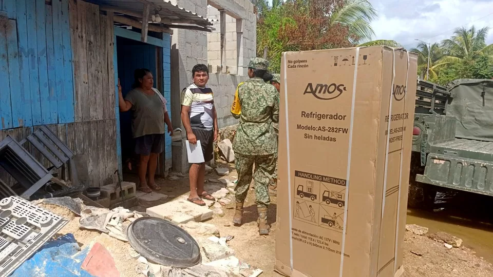 Ejército reparte refrigeradores a afectados por inundaciones en Chetumal