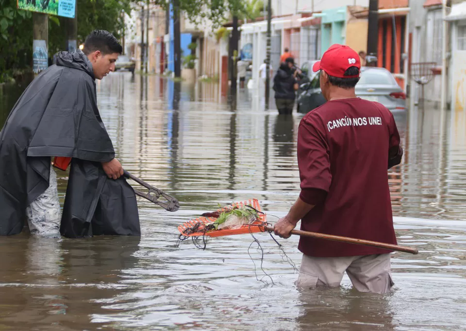 Cancún activa operativo de emergencia tras fuertes lluvias