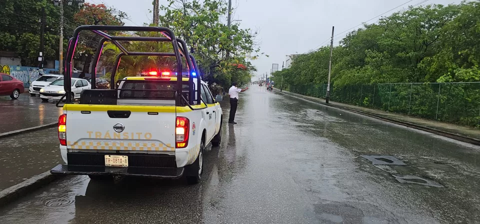 Intensifican los operativos viales por las lluvias en Cancún