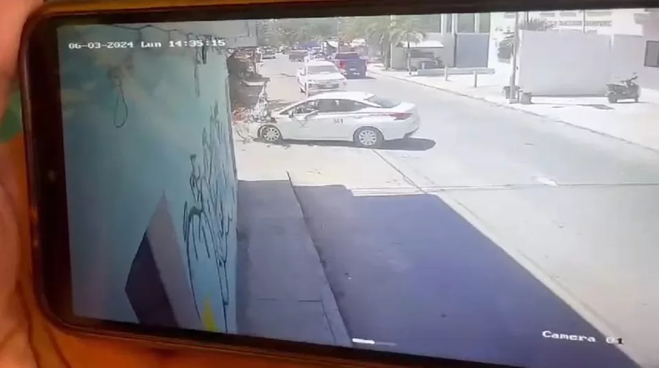 Taxista de Tulum arrolla a ciclista argentina y se da a la fuga