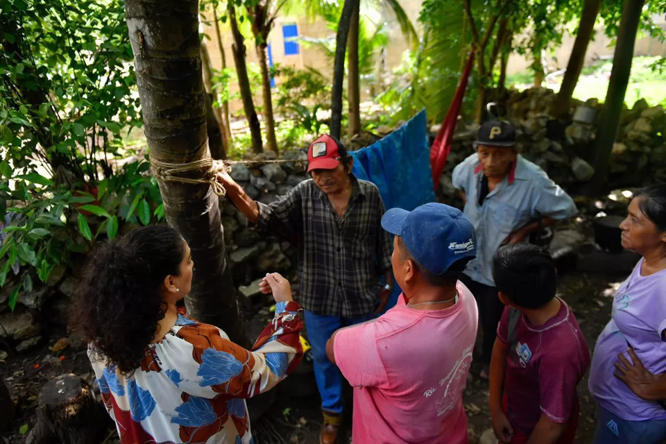 Apoyan a adultos mayores afectados por las lluvias en Tihosuco