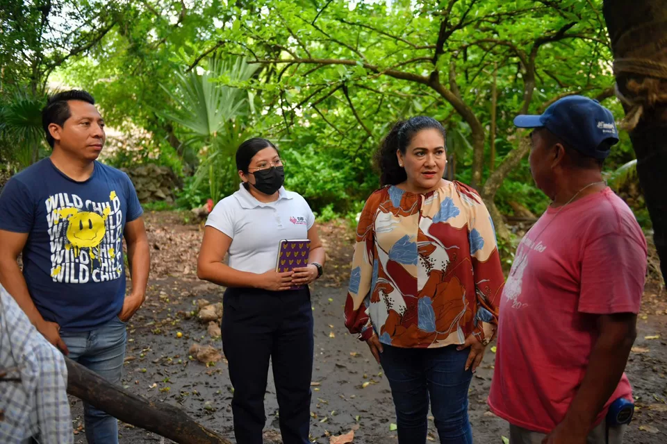 Apoyan a adultos mayores afectados por las lluvias en Tihosuco