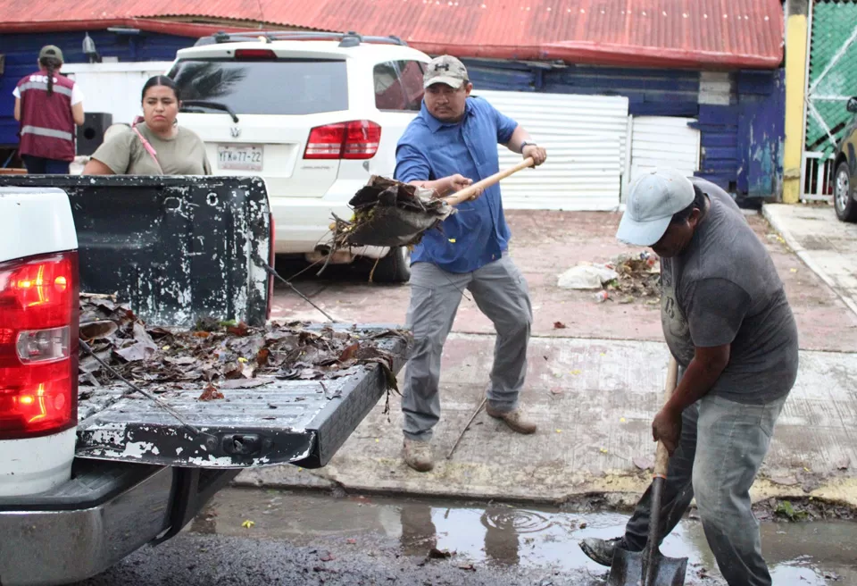 Se suman más dependencias en apoyo a afectados por inundaciones en Chetumal