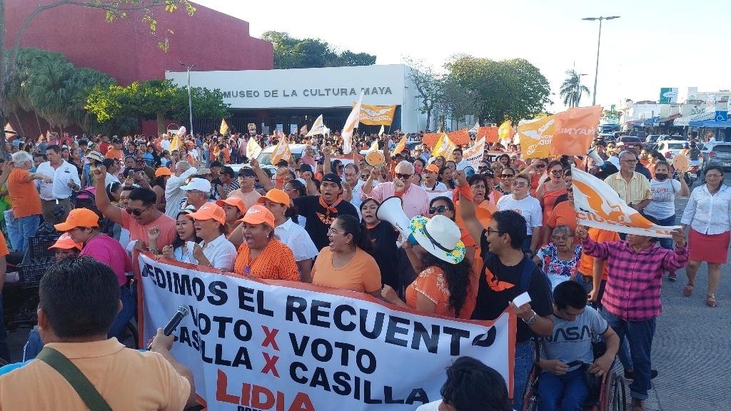 Encabeza Lidia Roja marcha para defender presunta victoria en Chetumal