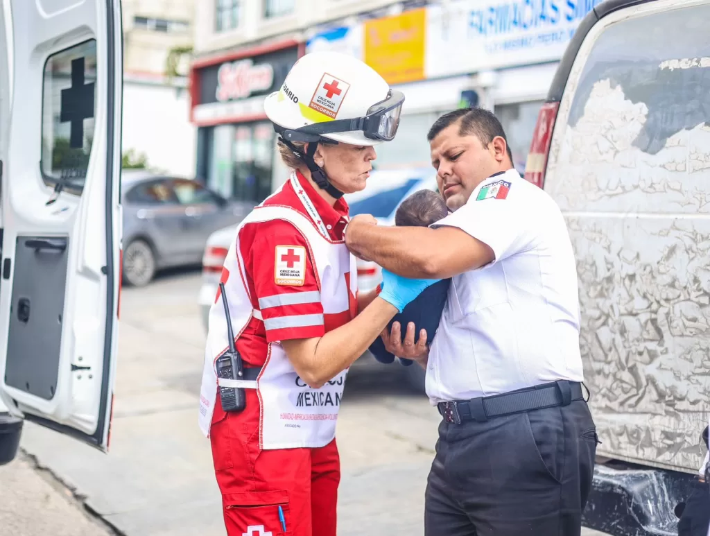 Oficial de tránsito de Cancún protege a bebé de un mes de nacido que tuvo un accidente vehicular