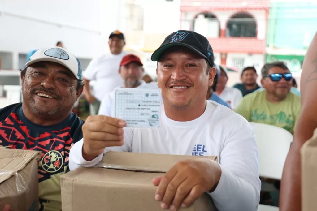 Entregan apoyo a pescadores de Isla Mujeres y Puerto Morelos para que realicen su trabajo