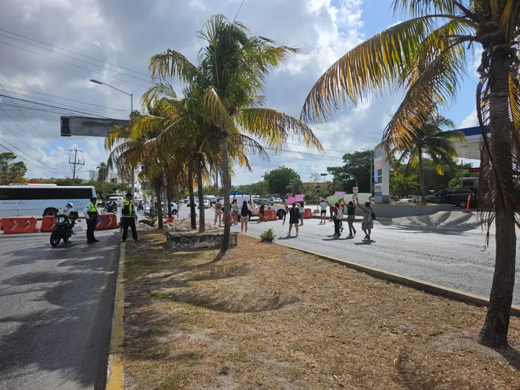 Madres Buscadoras cambian punto de bloqueo, se instalan en Vicefiscalía de Cancún