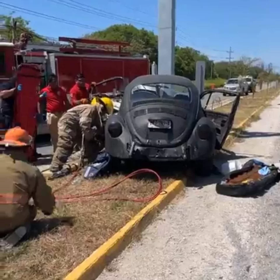 Perdió el control de su vochito y se impacta en la carretera 307