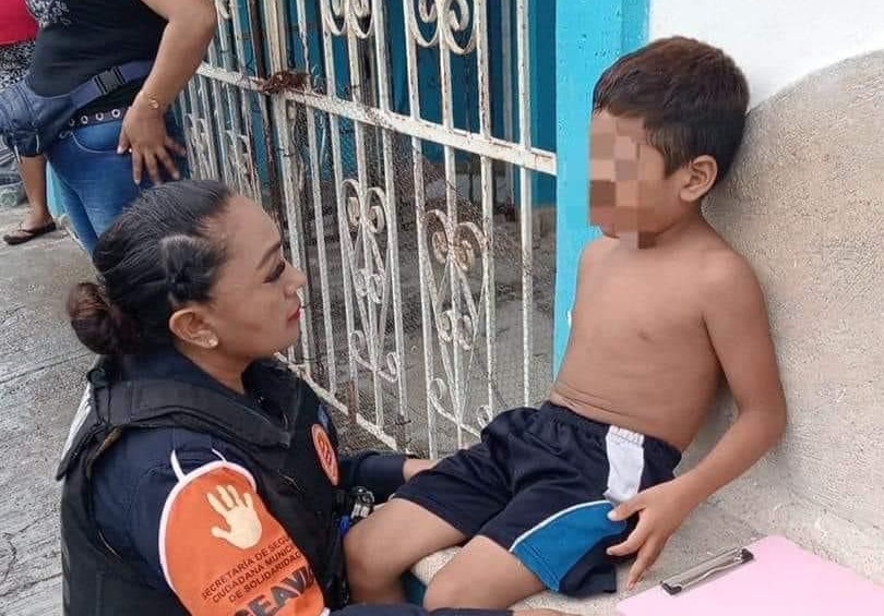 Rescatan a menor de seis años que estaba amarrado a la reja de su casa en Playa del Carmen