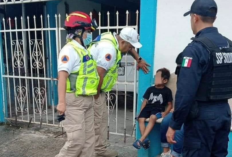 Rescatan a menor de seis años que estaba amarrado a la reja de su casa en Playa del Carmen