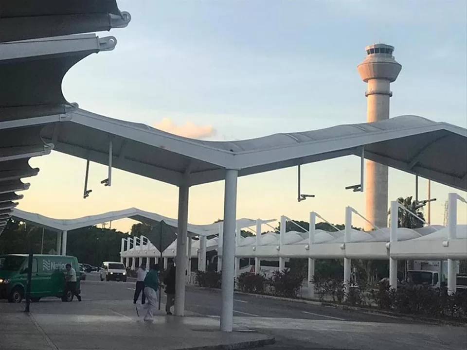 Activan en aeropuerto de Cancún protocolos de atención por huracán Beryl