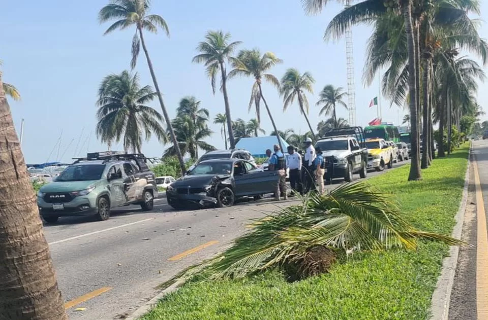 Accidente en bulevar Kukulcán deja a conductor lesionado y afecta el tráfico