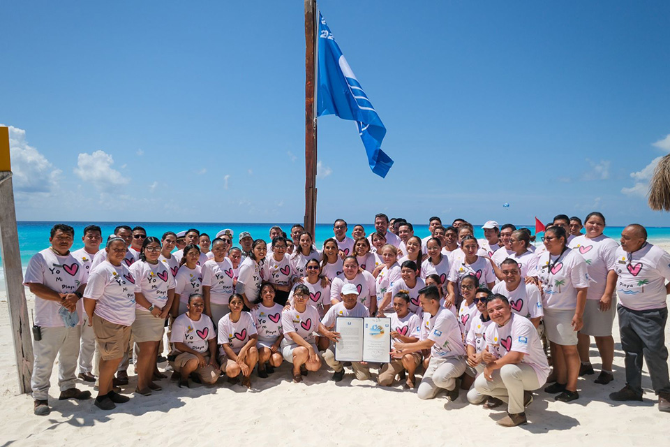 Recibe Mara Lezama certificaciones Blue Flag para playas y empresas de Cancún