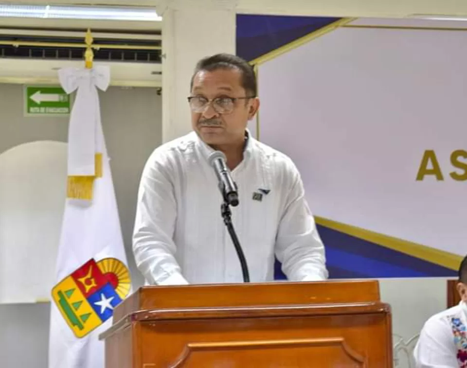 El Gobierno de Quintana Roo declaró Alerta Naranja en los municipios de Tulum, Felipe Carrillo Puerto, Bacalar, Othón P. Blanco y José María Morelos por "peligro alto" ante la llegada del Huracán Beryl que se mantiene como categoría 4 en la escala Saffir-Simpson. Por medio de su cuenta de Twitter, la gobernadora Mara Lezama informó que hasta las 18:30 horas el centro del huracán Beryl se localizó a 975 kilómetros (km) este-sureste de Cancún, Quintana Roo, y a 980 km al este de Punta Herrero, Quintana Roo, con vientos máximos de 215 km/h, rachas de 265 km/h y movimiento hacia el oeste-noroeste a 31 km/h.