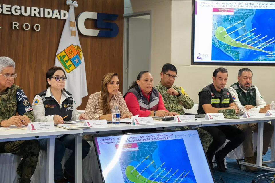 Mantiene Centro de Mando el seguimiento del huracán "Beryl"