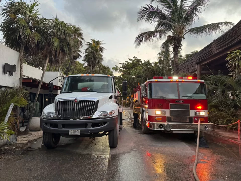 Tres establecimientos de la zona costera de Tulum consumidos por las llamas