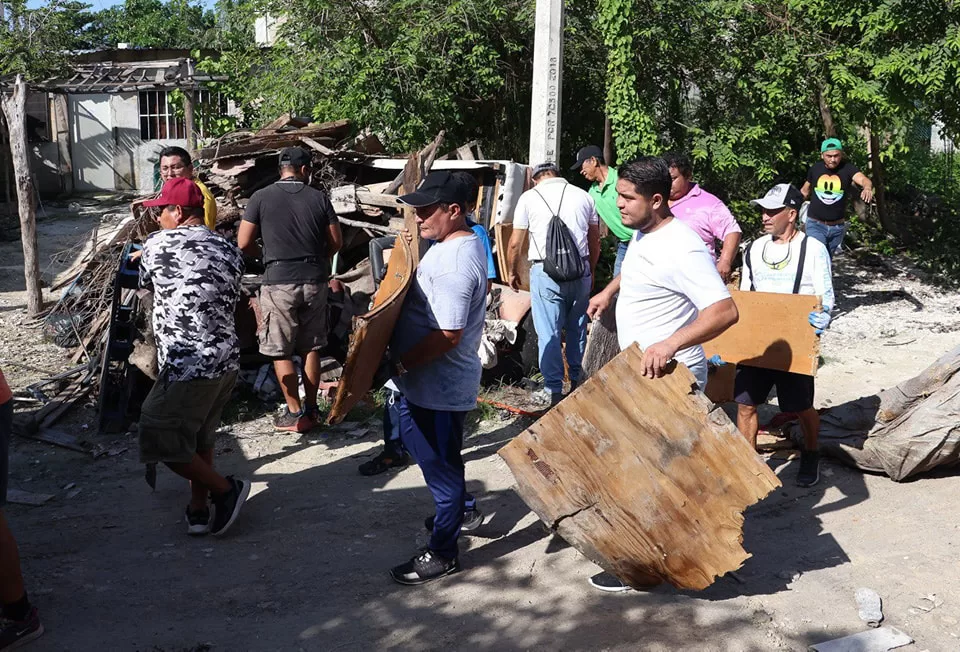 Retiran objetos que representen riesgo de las calles y casas de Puerto Morelos
