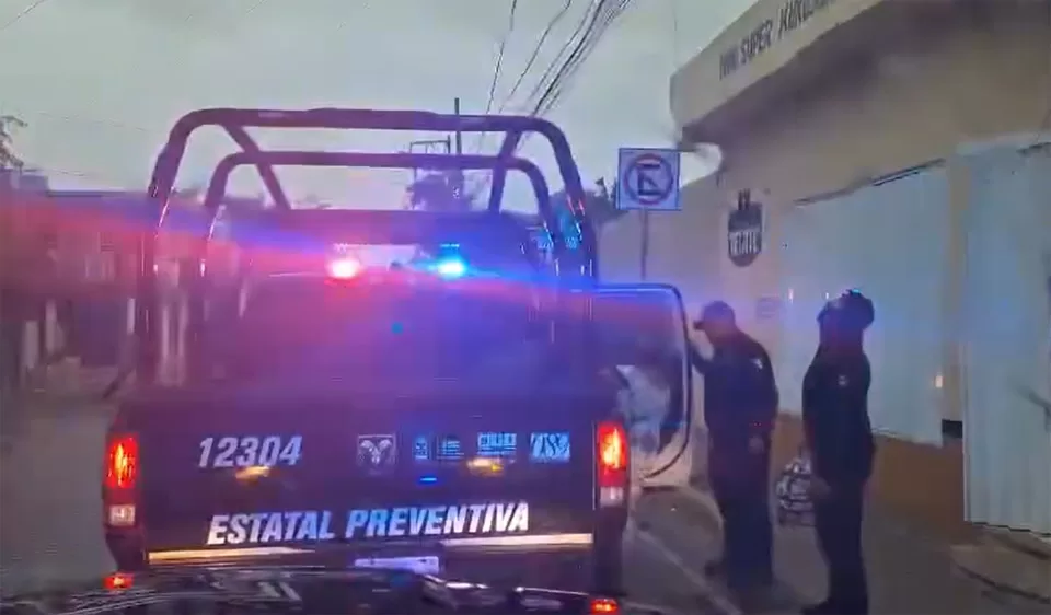 Rescate oportuno de una familia cuyo techo de vivienda fue arrancado por el huracán