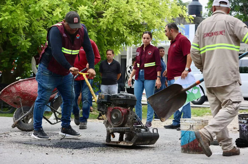 Intensifican el bacheo en avenidas de Cancún  