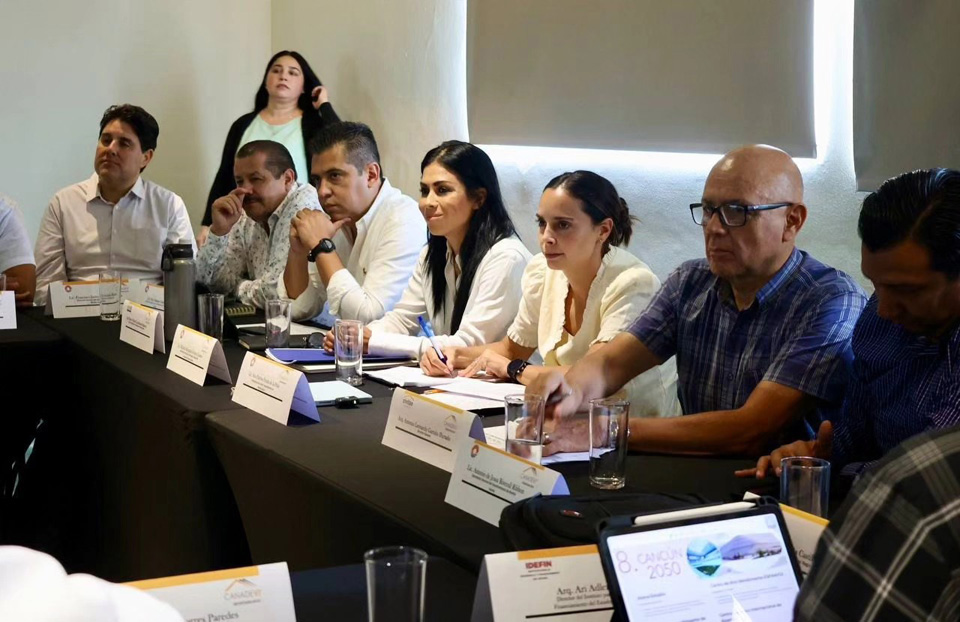 Trabajar en equipo por un Cancún moderno, pide Ana Paty Peralta