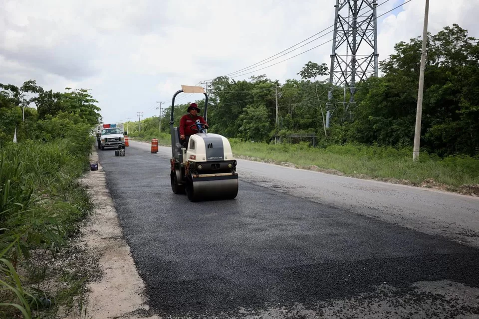 Rehabilitan carpeta asfáltica en la carretera de entrada y salida Cancún-Valladolid