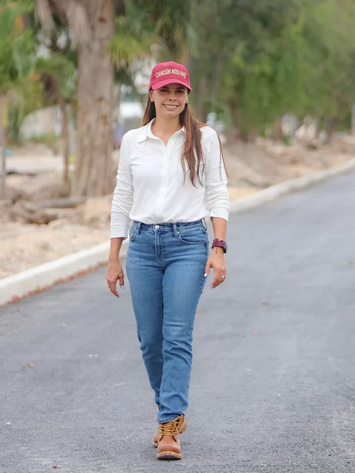 Rehabilitan carpeta asfáltica en la carretera de entrada y salida Cancún-Valladolid