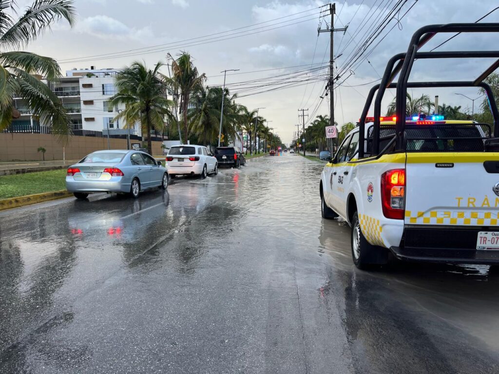 Activan operativo especial de Tránsito por fuertes lluvias en Cancún