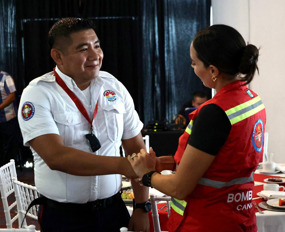 Elogia Ana Paty a los Bomberos de Cancún por su profesionalismo